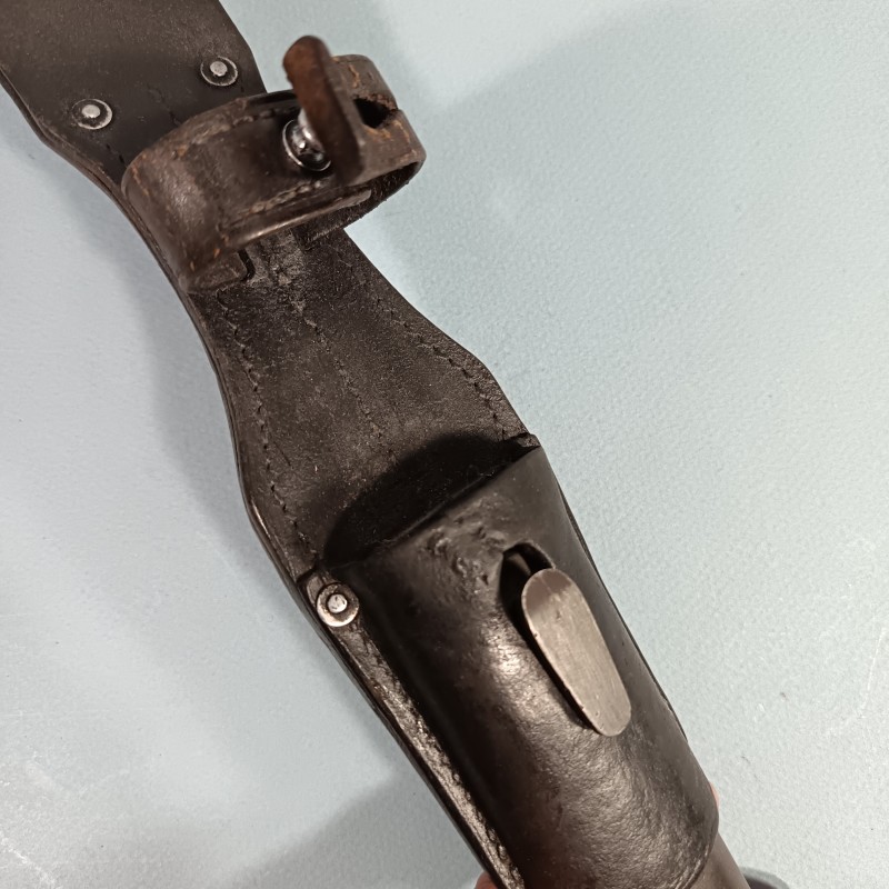 BAIONNETTE ALLEMANDE 98K FOURREAU ET BAIONNETTE MEME NUMERO DATE 1943 AVEC SON CUIR DATE 1937